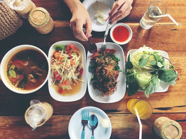 Top görünümünde tablo Tayland yemekleri: Kuzey Doğu gıdalar (Som Tum - baharatlı Papaya salatası, yapışkan pirinç, Num Tok - baharatlı çorba) yeme. Yerel ve geleneksel bir yol. Tay gıda arka plan. kavram yemekten zevk