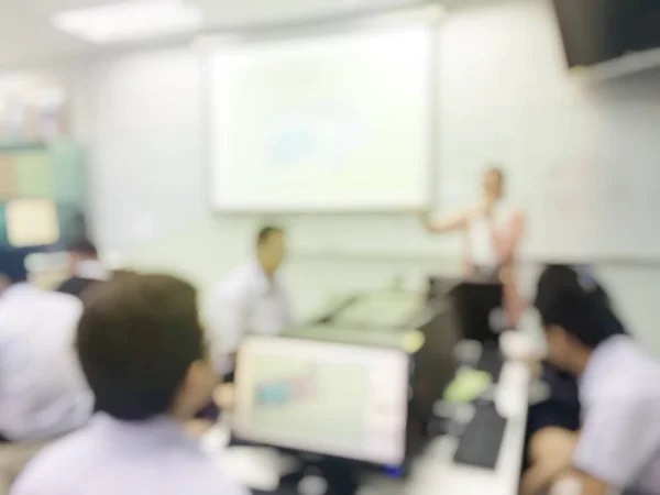 Imagen Borrosa Del Grupo Estudiantes Están Aprendiendo Sentados Escritorio Utilizando — Foto de Stock