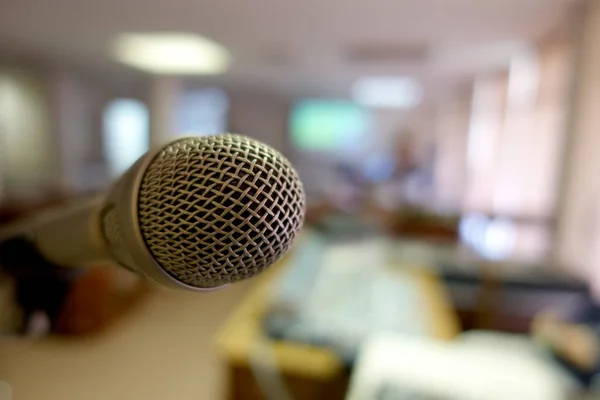 Vintage Mikrofon Über Dem Abstrakten Verschwommenen Bild Von Konferenzsaal Arbeitszimmer — Stockfoto