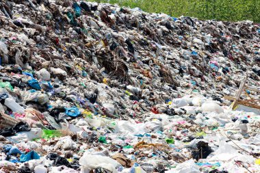 Dağ çöplüğü, büyük ve bozulmuş çöp yığını, pis koku ve zehirli kalıntı yığını, atık plastik şişeler ve çöp veya çöp sahasındaki diğer plastik atık alanları. Kirlilik kavramı.