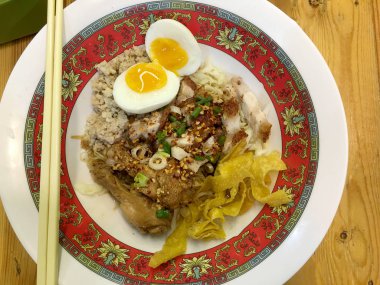 Pirinç tom yum ile domuz eti, balık top chopstickson tablo ile beyaz kase erişte; baharatlı Tay noodled. Çin stilinde lezzetli kuru erişte