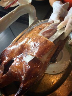 Şef yemek için tavuk hazırlıyor.