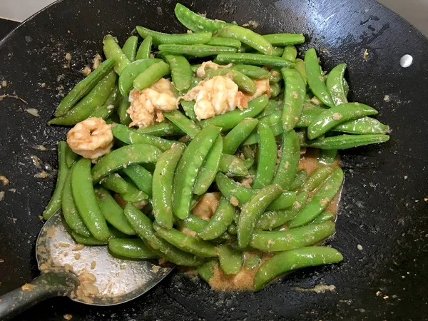 Vegetables Stir Fry Recipe Pea Prawns Shrimps Black Iron Pan — Stock Photo, Image