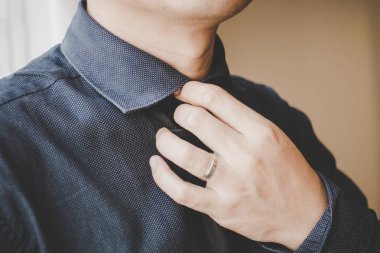 Genç akıllı iş adamı pencerenin yakınındaki siyah takım ayakta boynunda evde onun siyah kravat ayarlıyor. İnsanlar, iş, moda ve giyim kavramı.