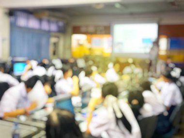 iş, eğitim, insan ve teknoloji kavramı - kadın el tipik dizüstü bilgisayar klavye üzerinde bulanık eğitim insanlar ile yakın.