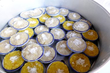 Hindistan cevizi sütü muhallebi (seslenmek 