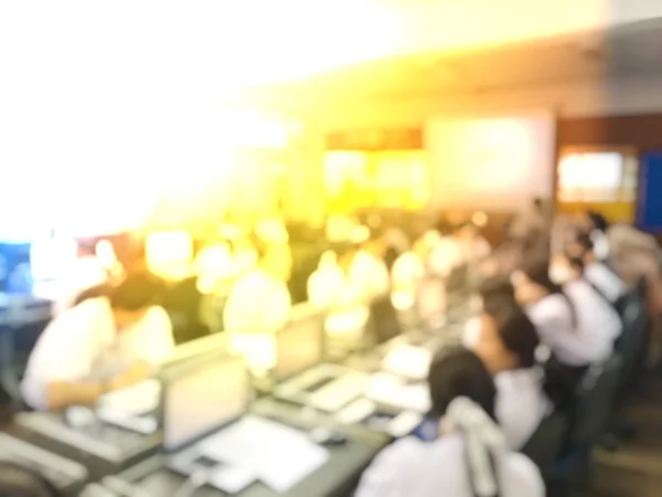 Los negocios, la educación, las personas y el concepto tecnológico - el primer plano de las manos femeninas que teclean en el teclado del ordenador portátil con la educación borrosa las personas . —  Fotos de Stock