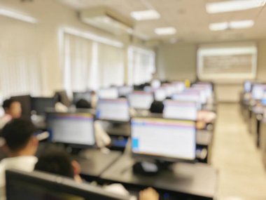 Eğitim kişi ve meslek seminer ve hoparlör için konferans odasında oturup iş adamları bulanık görüntü ekran Projektör ve fikir paylaşımı ile içerik etkinliği ile sunuluyor.