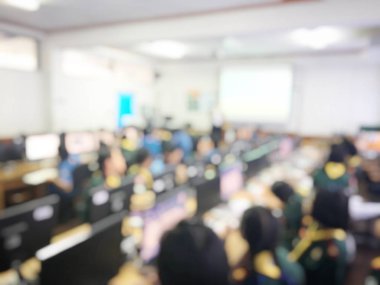 Eğitim kişi ve meslek seminer ve hoparlör için konferans odasında oturup iş adamları bulanık görüntü ekran Projektör ve fikir paylaşımı ile içerik etkinliği ile sunuluyor.