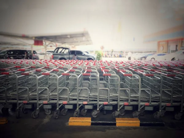 Imagem turva de pessoas que fazem compras na loja de ferragens ou armazém com variedade de ventiladores de teto indoor e outdoor, flushmount, recesso, luzes de pista, led. tom vintage com efeito de luz . — Fotografia de Stock