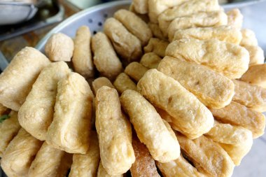 Gevrek derin Kızarmış tofu kurutma rack Tay street gıda satıcıları Pazar, Vejetaryen yiyecekler, Tay gıda, sokak satıcısından kapalı damlamaya aşırı yağ için yerleştirilen sonra Tay tarzı aperatifler.