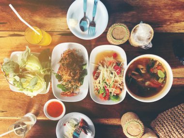 Top görünümünde tablo Tayland yemekleri: Kuzey Doğu gıdalar (Som Tum - baharatlı Papaya salatası, yapışkan pirinç, Num Tok - baharatlı çorba) yeme. Yerel ve geleneksel bir yol. Tay gıda arka plan. kavram yemekten zevk