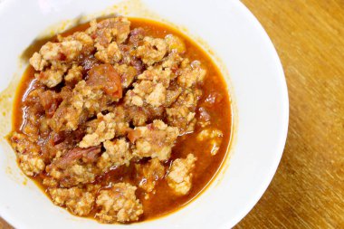 Tay Kuzey tarzı domuz eti ve domates biber çeşnili, chili Yapıştır veya Tayland yemeği. 