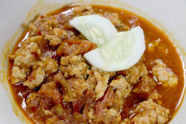 Tay Kuzey tarzı domuz eti ve domates biber çeşnili, chili Yapıştır veya Tayland yemeği. 