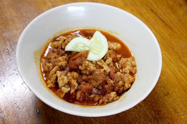Tay Kuzey tarzı domuz eti ve domates biber çeşnili, chili Yapıştır veya Tayland yemeği. 