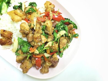 Tofu sebze sos sos ile Çin tarzında ve Tay tarzı omlet beyaz tabak pirinç ile arka plan üzerine ilave edin. Vejetaryen yiyecekler, sağlıklı gıda.