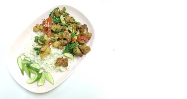 Tofu sebze sos sos ile Çin tarzında ve Tay tarzı omlet beyaz tabak pirinç ile arka plan üzerine ilave edin. Vejetaryen yiyecekler, sağlıklı gıda.