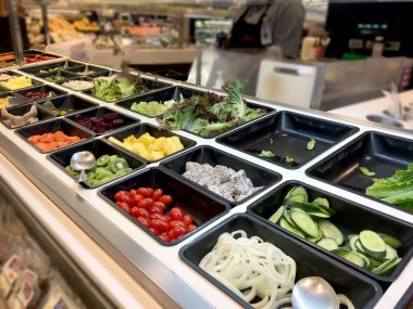 taze salata bar çeşitli taze çeşitlilikte malzemeler, meyve ve proteinler ile sebze çeşitli görüntüleme alanı seçimi için seçenekler süpermarket veya restoran müşterileri için ayarla