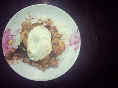 Karıştırın kızarmış Tofu Çin tarzı, derin kızarmış Tofu ile et suyu sosu, tofu karışık sebze ve beyaz arka plan üzerinde beyaz tabak içinde kızarmış yumurta ile karıştırın kızarmış. Vejetaryen yiyecekler, sağlıklı gıda.