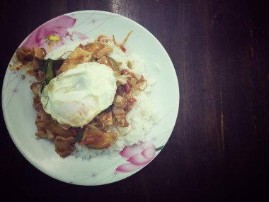 Karıştırın kızarmış Tofu Çin tarzı, derin kızarmış Tofu ile et suyu sosu, tofu karışık sebze ve beyaz arka plan üzerinde beyaz tabak içinde kızarmış yumurta ile karıştırın kızarmış. Vejetaryen yiyecekler, sağlıklı gıda.