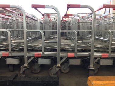 Alışveriş arabalarını yakın çekim 