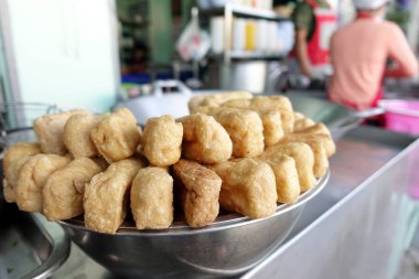 Gevrek derin Kızarmış tofu kurutma rack Tay street gıda satıcıları Pazar, Vejetaryen yiyecekler, Tay gıda, sokak satıcısından kapalı damlamaya aşırı yağ için yerleştirilen sonra Tay tarzı aperatifler.