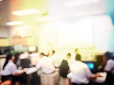 Eğitim kişi ve meslek seminer ve hoparlör için konferans odasında oturup iş adamları bulanık görüntü ekran Projektör ve fikir paylaşımı ile içerik etkinliği ile sunuluyor.