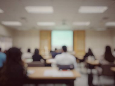 Eğitim kişi ve meslek seminer ve hoparlör için konferans odasında oturup iş adamları bulanık görüntü ekran Projektör ve fikir paylaşımı ile içerik etkinliği ile sunuluyor.