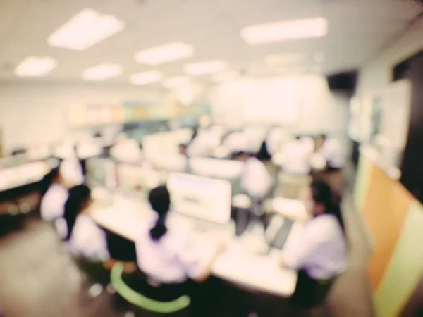 Wazig beeld van onderwijs mensen en mensen uit het bedrijfsleven zitten in de conferentiezaal voor beroep seminar en de spreker presenteert met scherm projector en idee te delen met de inhoud activiteit. — Stockfoto