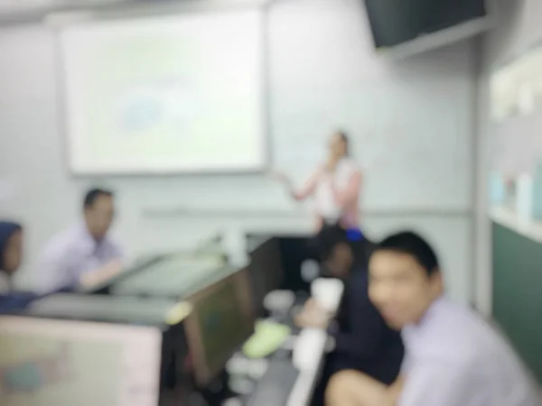 Image floue des gens de l'éducation et des gens d'affaires assis dans la salle de conférence pour le séminaire de la profession et l'orateur présente avec projecteur d'écran et le partage d'idées avec l'activité de contenu . — Photo