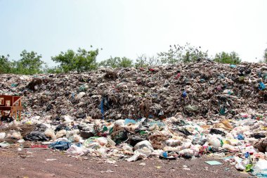 Dağ çöplüğü, büyük ve bozulmuş çöp yığını, pis koku ve zehirli kalıntı yığını, atık plastik şişeler ve çöp veya çöp sahasındaki diğer plastik atık alanları. Kirlilik kavramı.