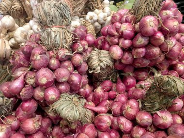 Kırmızı ve beyaz sarımsak ampuller, karanfil ve arpacık yerel pazarda ahşap arka plan üzerinde. taze kırmızı mor ahşap vintage tuşuna basın. Arka plan ve doku Üstten Görünüm.