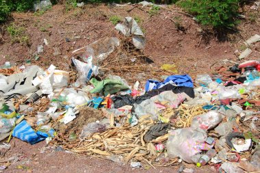 Dağ çöplüğü, büyük ve bozulmuş çöp yığını, pis koku ve zehirli kalıntı yığını, atık plastik şişeler ve çöp veya çöp sahasındaki diğer plastik atık alanları. Kirlilik kavramı.