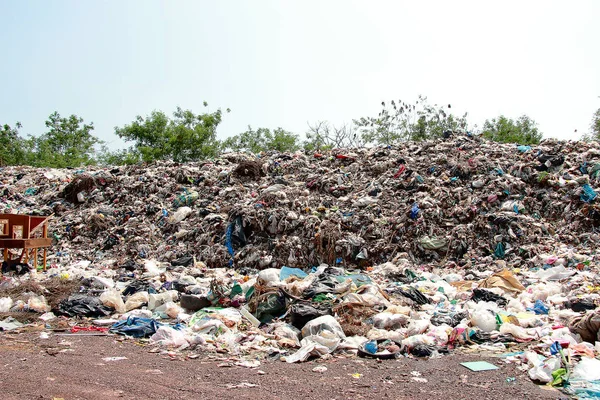 Dağ Çöplüğü Büyük Bozulmuş Çöp Yığını Pis Koku Zehirli Kalıntı — Stok fotoğraf
