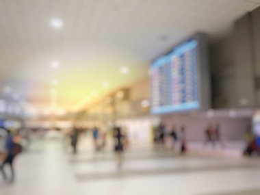 Havaalanı koridorunda yürüyen tanınmayan bir turist.