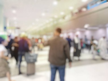 Havaalanı koridorunda yürüyen tanınmayan bir turist.