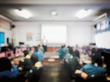 Eðitim konsepti, bilgisayar odasýnda bilgisayar kullanan öðrenci teknolojisinin ve atölyenin bulanýk görüntüsü, çalýþma üniversitesi, ağ iletimi, eðitim konsepti.