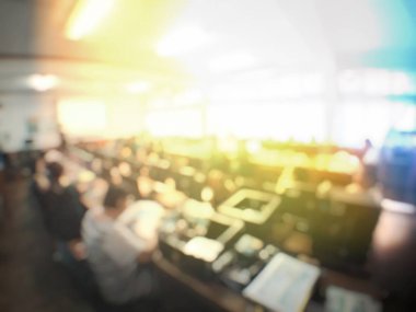 Eðitim konsepti, bilgisayar odasýnda bilgisayar kullanan öðrenci teknolojisinin ve atölyenin bulanýk görüntüsü, çalýþma üniversitesi, ağ iletimi, eðitim konsepti.