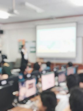 Eðitim konsepti, bilgisayar odasýnda bilgisayar kullanan öðrenci teknolojisinin ve atölyenin bulanýk görüntüsü, çalýþma üniversitesi, ağ iletimi, eðitim konsepti.
