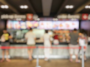 Havaalanı koridorunda yürüyen tanınmayan bir turist.