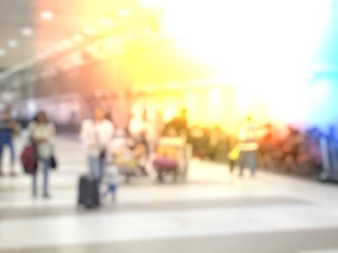 Havaalanı koridorunda yürüyen tanınmayan bir turist.