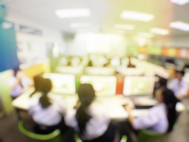 Eðitim konsepti, ortaokul bilgisayar odasýnda bilgisayar kullanan öðrenci teknoloji ve atölyesinin bulanýk görüntüsü, çalýþma üniversitesi, ağ iletimi ve eðitimi