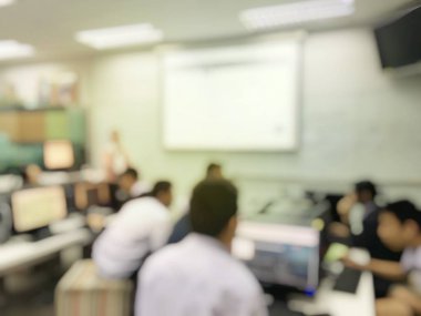 Eðitim konsepti, ortaokul bilgisayar odasýnda bilgisayar kullanan öðrenci teknoloji ve atölyesinin bulanýk görüntüsü, çalýþma üniversitesi, ağ iletimi ve eðitimi