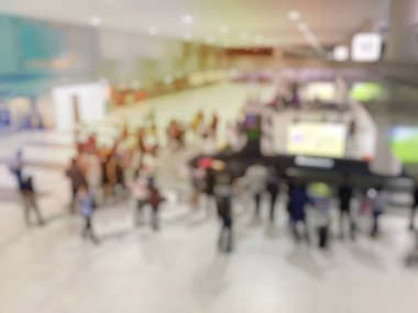 Havaalanı koridorunda yürüyen tanınmayan bir turist.