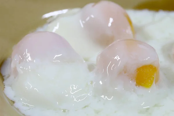 在泰国食物中 在木桌上的白色碗中 用传统的日本或软煮鸡蛋近距离拍摄 从温泉矿泉水温泉烹饪 煮鸡蛋 — 图库照片
