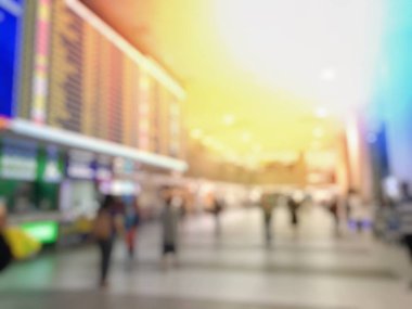 Havaalanı koridorunda yürüyen tanınmayan bir turist.