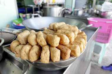 Gevrek derin Kızarmış tofu kurutma rack Tay street gıda satıcıları Pazar, Vejetaryen yiyecekler, Tay gıda, sokak satıcısından kapalı damlamaya aşırı yağ için yerleştirilen sonra Tay tarzı aperatifler.