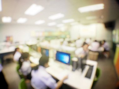 Eðitim konsepti, ortaokul bilgisayar odasýnda bilgisayar kullanan öðrenci teknoloji ve atölyesinin bulanýk görüntüsü, çalýþma üniversitesi, ağ iletimi ve eðitimi
