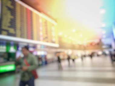 Havaalanı koridorunda yürüyen tanınmayan bir turist.