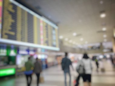 Havaalanı koridorunda yürüyen tanınmayan bir turist.